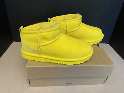 ¡Nuevo! Botas de invierno UGG Classic Ultra Mini amarillo canario para jóvenes. Talla 4Y. ¡Impresionante! Foto 1 de 4