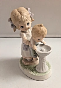 Figura de porcelana vintage Homco niño y niña niños bebiendo en la fuente #1406 - Imagen 1 de 8