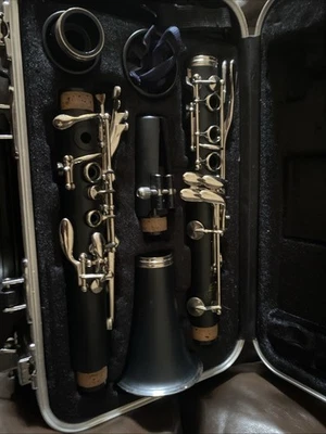 Clarinete poco usado con estuche y accesorios en perfecto estado. Foto 1 de 4