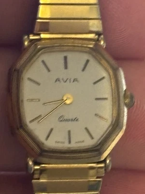 Avia - Reloj elástico para mujer en forma de hexágono de metal dorado - Sin probar Foto 1 de 4