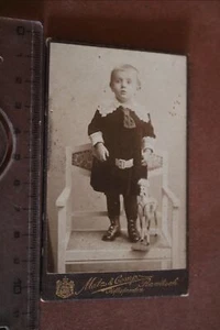 tolles altes CDV Foto - kleiner Junge auf Stuhl - Rawitsch  - Picture 1 of 2