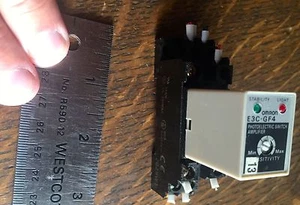Amplificador de interruptor fotoeléctrico Omron E3C-GF4 E3CGF4 con montaje DIN PYF08A-E base - Imagen 1 de 6