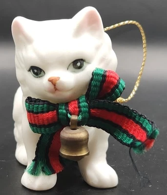 "Adorno de gato blanco vintage con arco rojo/verde y campana de latón, Enesco 1985, 2,75""" Foto 1 de 4