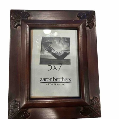 Marco de fotos Aaron Brothers hoja adornada de madera marrón oscuro 5x7 Foto 1 de 4