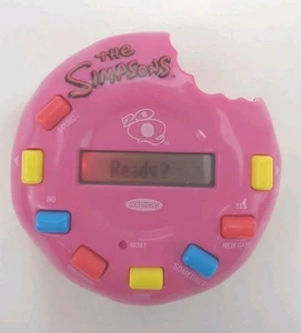 Los Simpson 20Q Juego 20 Preguntas Portátil Trivia Juego Donut Probado Funciona - Imagen 1 de 5