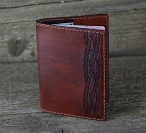 Leder Reisepasshülle mit keltischem Knoten, Wikinger Zubehör, braunes Ausweisetui. - Bild 1 von 5