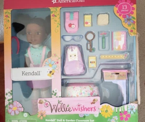 American Girl bambola Wellie Wishers Willa bambola giardino aula set nuova sigillata - Foto 1 di 8