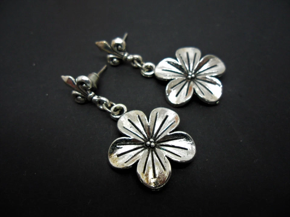 UN PAR DE HERMOSOS PENDIENTES DE FLOR DE PLATA TIBETANA. NUEVO. Foto 1 de 1