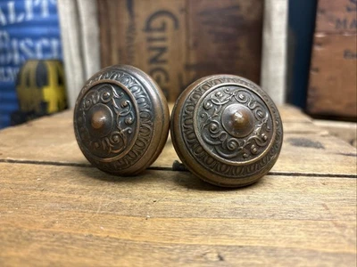 Antiguo juego de perillas de puerta estampadas vintage de metal ornamentadas en relieve Foto 1 de 4