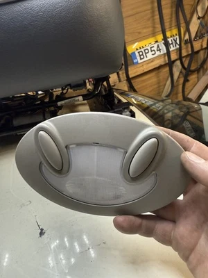 Luz de cortesía trasera gris piedra humo Early Rover 75 y MG ZT Foto 1 de 4