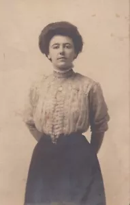 Cartolina - RPPC - Donna - In piedi - Non spedita - Foto 1 di 2