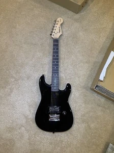 Starcaster by Fender Mini Strat Gitarre Combo Pack Akkord, Riemen, Mini Deluxe Amp - Bild 1 von 20