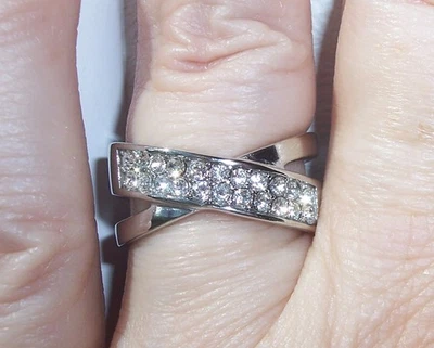 Anillo cruzado con cristales de acero inoxidable de primera calidad para mujer Foto 1 de 4