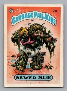 Tarjeta coleccionable Topps Garbage Pail Kids 1985 serie 2 pegatina GPK Sewer Sue #79a - Imagen 1 de 2