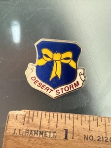 Prendedor de solapa conmemorativo cinta amarilla Tormenta del desierto vintage historia coleccionable - Imagen 1 de 2