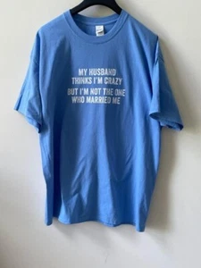 T-shirt GILDAN ultra cotone divertente grafica "Mio marito pensa che io sia pazzo" blu - Foto 1 di 3