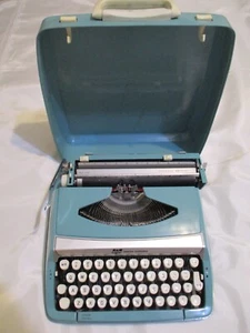 Smith Corona Vintage Portable Turquoise Corsair Deluxe Typewriter England Tested - Picture 1 of 11