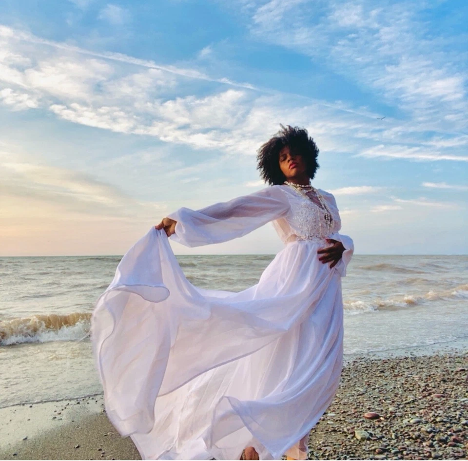 Vestido de noiva de chiffon branco feito sob medida com trem tamanho médio  - Imagem 1 de 4
