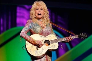 DOLLY PARTON COUNTRY MUSIC SINGER SONGWRITER - 5x7 Glossy Printed Photo - Picture 1 of 1