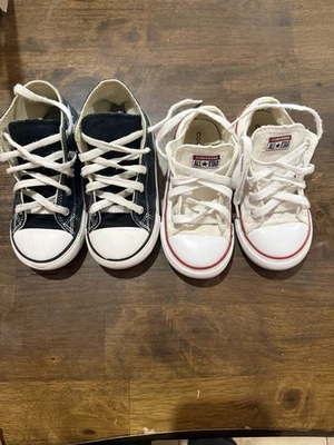 Lote de 2 pares de zapatillas Converse Chuck Taylor All Star Lo para niños pequeños talla 9 Foto 1 de 4