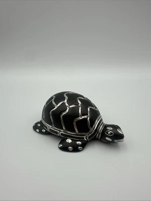 EMILIA CASTILLO TORTUGA SAL Y PIMIENTA NEGRA CON PLATA SOBRE CERÁMICA (1 COCTELERA) Foto 1 de 4