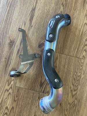 TUBO DE CONEXÃO FABRICANTE DE EQUIPAMENTO ORIGINAL 2016-2020 BMW R NINE AKRAPOVIC 77118564716 - Imagem 1 de 4