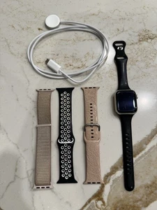 Apple Watch SE 1st Gen GPS 40mm Starlight Aluminum Case MKQ03LL/A w/ Extra Bands - Photo 1 sur 4