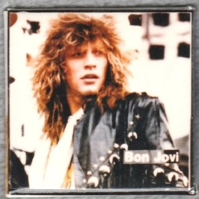 Jon Bon Jovi Pin Cuadrado Vintage Pinback Botón Insignia Años 80 Chaqueta Hard Rock Foto 1 de 3