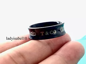 Anello Uomo Taglia 11,75 Tiffany & Co. 1837 Titanio Nero Fascia con Sacchetto - Autentico - Foto 1 di 4