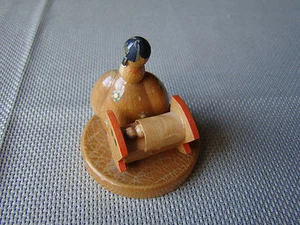 De colección Erzgebirge Madre con Bebé en Cuna Madera Miniatura Alemania 441466 - Imagen 1 de 5