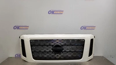 18 NISSAN TITAN XD SL UPPER GRILLE ASSEMBLY WHITE SURROUND BLACK EMBLEM - Image 1 of 4