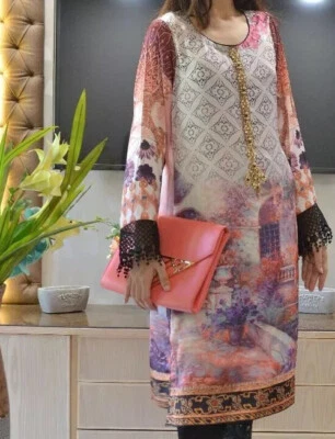 Top de mujer Kurti de seda estampado digital de diseñador paquistaní M Foto 1 de 2