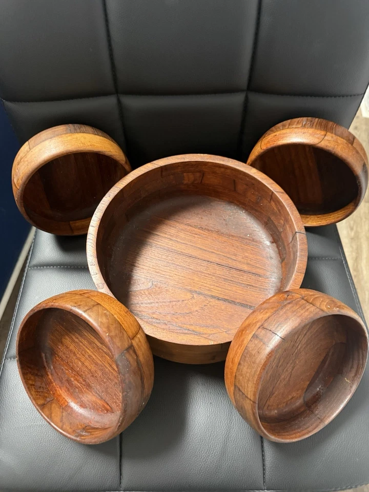 Juego de ensaladeras vintage de madera de teca del siglo 60 de 5 piezas. Foto 1 de 4