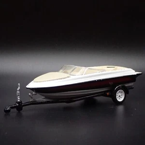SPEEDBOAT w/ COVER ON TRAILER 1:64 SCALE DIORAMA COLLECTIBLE DIECAST MODEL BOAT - Picture 1 of 7