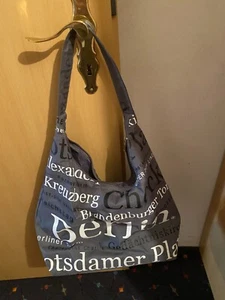 BERLIN Schultertasche mit Aufschriften, grau, TOP!!! - Bild 1 von 2
