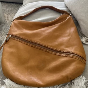 BOLSO HOLGADO CHRISTOPHER KON CUERO SALMÓN NARANJA, CORREA, BOLSILLO EXTERIOR CON CREMALLERA - Imagen 1 de 7