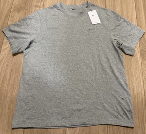 T-shirt Nike uomo Primary Dri-fit Versaetile grigia manica corta nuova con etichetta taglia large - Foto 1 di 8