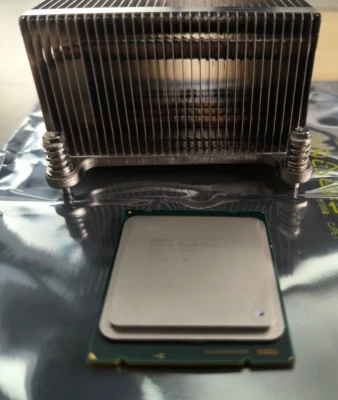 Processore Intel Xeon E5-2665 8 Core 2,4 GHz 3,1 GHz Turbo 20MB Cache LGA2011 - Immagine 1 di 4