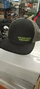 GearHead Tiro con l'arco - Nero con retro grigio, Insegna logo verde neon - Foto 1 di 1