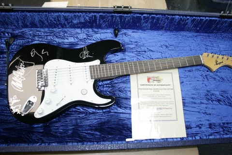Signed Fleetwood Mac Guitar In Case Mick, John, Stevie, Lindsey With C.O.A Cover