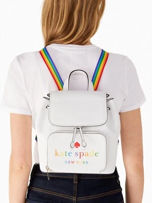 Mochila Kate Spade Darcy de cuero blanco con solapa K7292 Rainbow Pride nueva con etiquetas $359 al por menor Foto 1 de 4
