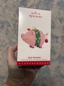 Hallmark Keepsake Ornament 2015-¡DECK THE HOGS!-Cerdo-Cerdo-Vestido para Navidad - Imagen 1 de 4