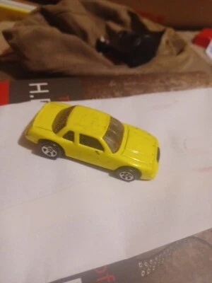 Brinquedo colecionável Hotwheels Buick Stocker amarelo carro  - Imagem 1 de 3