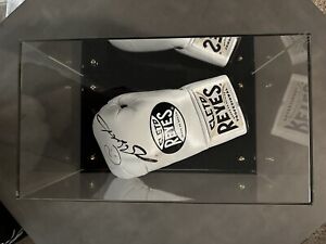 Autographed Boxing Glove Sugar Ray Leonard Cleto Reyes Signed with Display Case