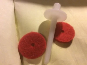 Pin de carrete con dos fieltros rojos libres que se ajustan a la cerradura de bebé - Máquina de coser Brother - Imagen 1 de 1