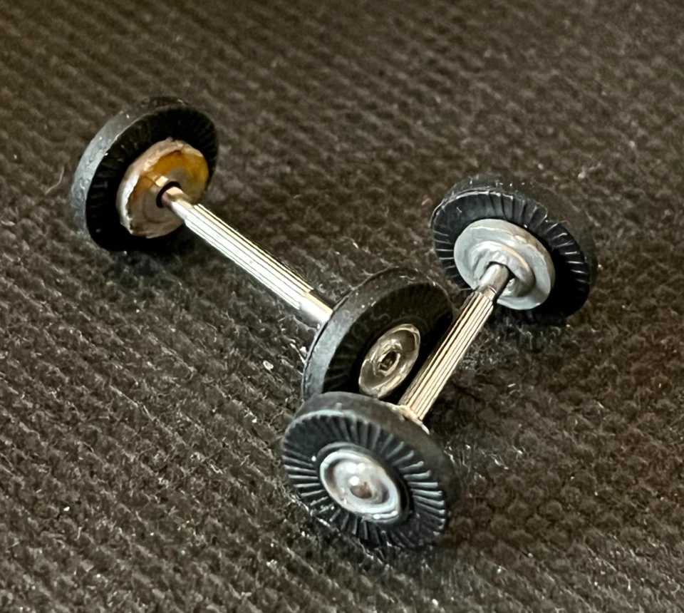 Bujes originales Aurora T-Jet de colección con ejes nuevos y neumáticos nuevos para tu reconstrucción. Foto 1 de 1