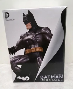 DC COLLECTIBLES BATMAN 75° ANNIVERSARIO MINI STATUA di JIM LEE SIGILLATA - Foto 1 di 4
