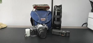 Objectif Canon AE-1 argent/50 mm f1,8 MF, Hanimex HMC 75-300 mm, enrouleur électrique, sacoche - Photo 1/24
