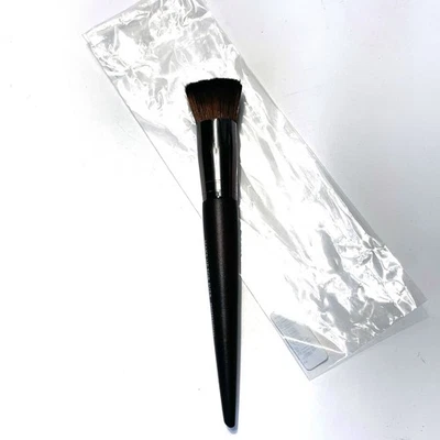 MAKE UP FOR EVER NWT Buffer Straight & Wavy Brush 154 - Image 1 of 4