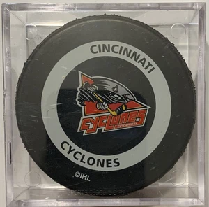 CINCINNATI CYCLONES, IHL HOCKEY TEAM, HOCKEY PUCK, NEU, IM DURCHSICHTIGEN KUNSTSTOFFKOFFER - Bild 1 von 2